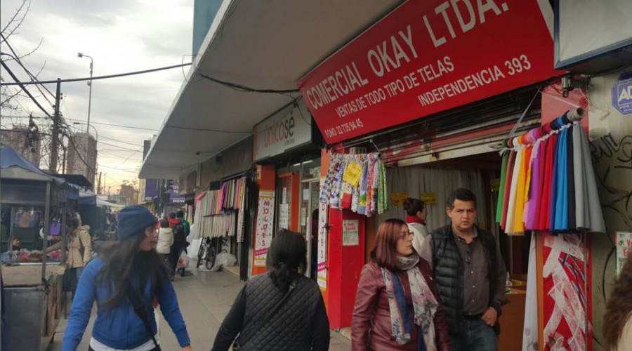 Largas filas para comprar telas en Independencia en su primer día en fase 2