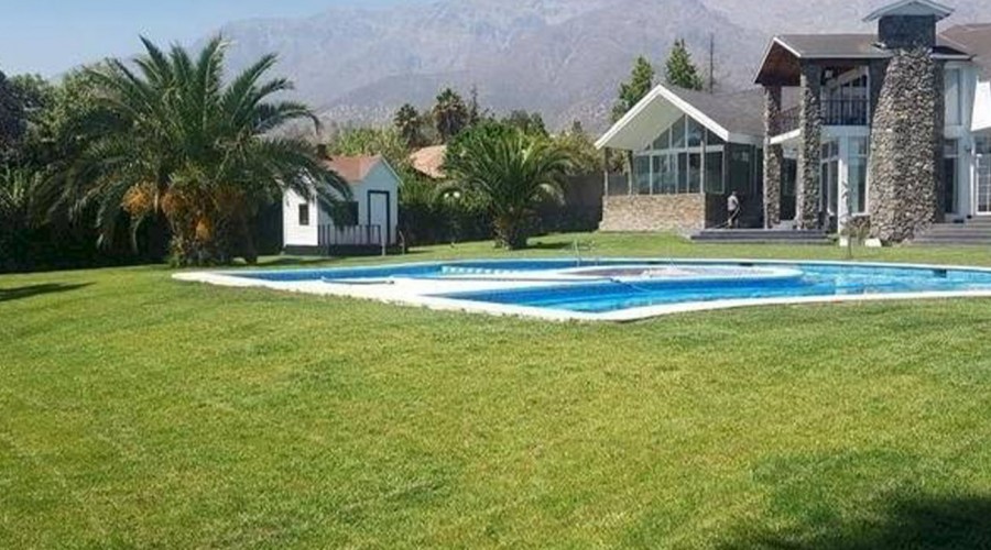 Cine, campo de golf y piscinas: Arturo Vidal y "Chino" Ríos venden sus casas en Santiago