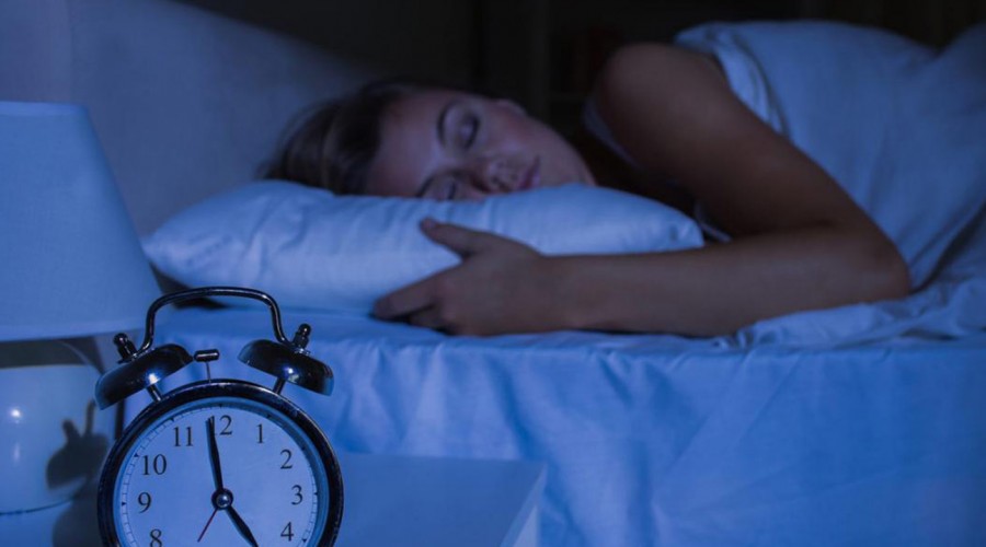 Evita el uso de tecnología antes de dormir para obtener un sueño reparador