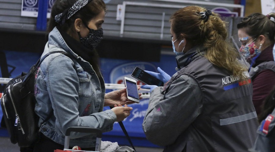 Pasajeros utilizan el nuevo permiso de viajes interregionales con protocolo sanitario en el terminal de buses