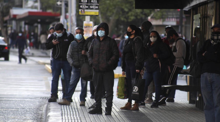 'Lo fundamental es la mascarilla': Dr. Rivera entregó consejos a vecinos de Puente Alto