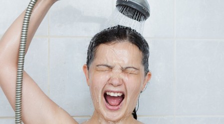 Evita las duchas muy calientes si sufres problemas a la piel
