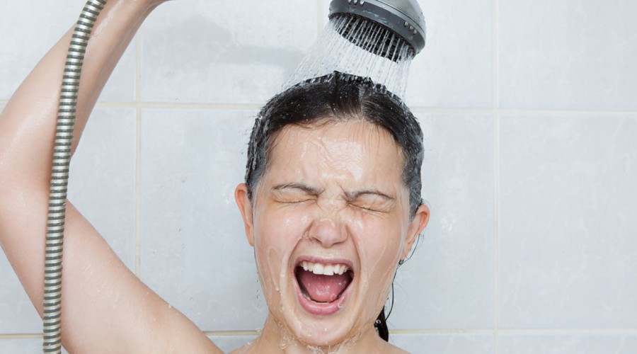 Evita las duchas muy calientes si sufres problemas a la piel