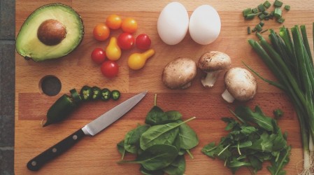 Evitar la contaminación cruzada en la cocina para disminuir la propagación de bacterias y virus