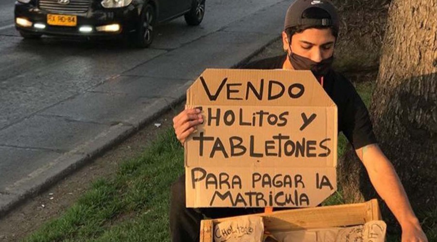 Joven perdió tres trabajos por la pandemia y ahora vende golosinas para pagar matrícula de la universidad