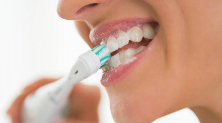 Cepillar los dientes y usar seda dental para evitar microorganismo en la boca