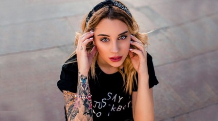 'Más perfecta que antes': Gemma se luce con tatuaje dedicado al rapero '2Pac'