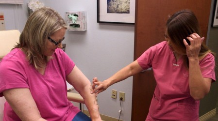 La Dra Sandra Lee extrajo más de 20 lipomas de un brazo