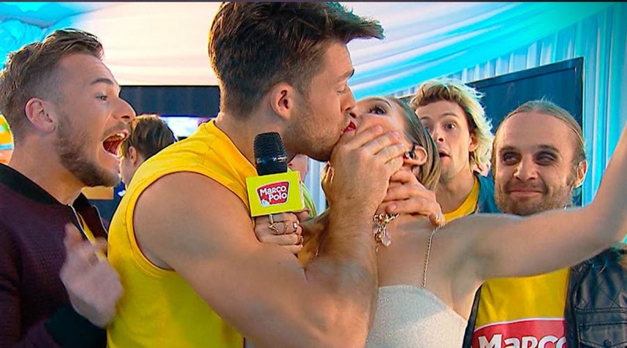 ¡Leandro le robó un beso a Eugenia Lemos!