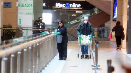 Martes feriado: Así funcionarán los malls y comercios durante el día