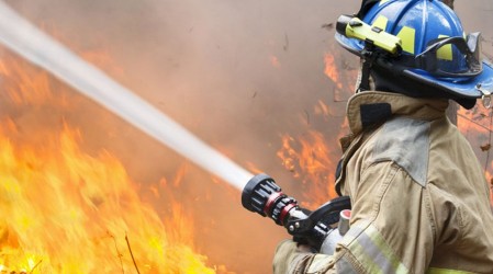 Joven quedó en coma tras rescatar a perros de incendio en centro de Santiago