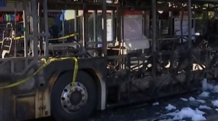 Noche de incidentes en Santiago: Cuatro buses fueron quemados en Estación Central