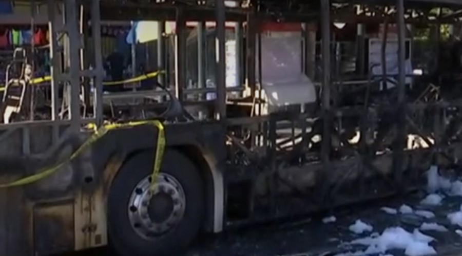 Noche de incidentes en Santiago: Cuatro buses fueron quemados en Estación Central