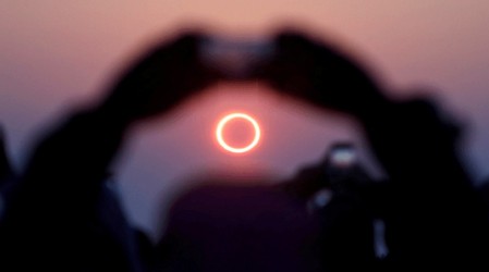 La espumadera de la cocina sirve para mirar el eclipse de forma segura