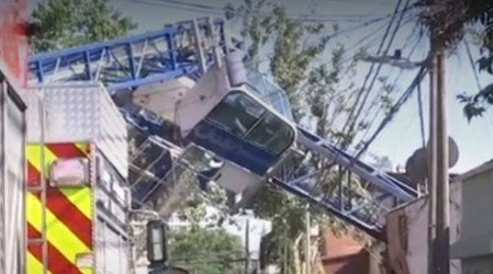 Grúa cae sobre casas en Independencia: Bomberos trabaja en rescate de personas atrapadas