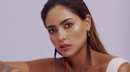 "Diosa del amor y luz": Camila Recabarren sorprende con sensual look navideño
