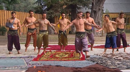 ¡Mira como los hombres mueven las caderas!