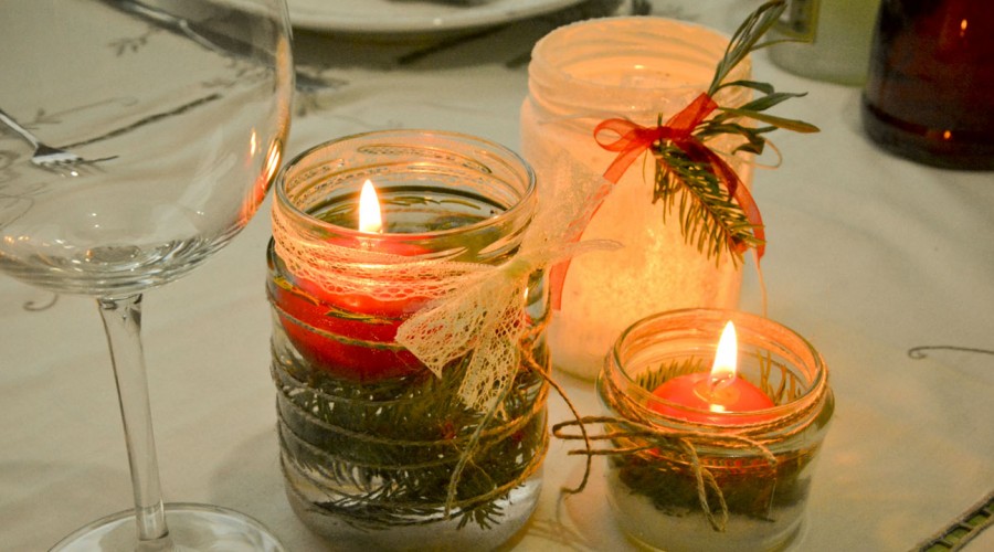 Frascos de vidrio vacíos con velas de colores: El sencillo secreto para decorar y reciclar en Navidad