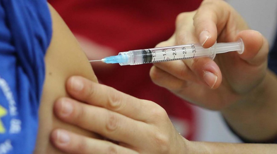 TENS del Hospital Sótero del Río es la primera persona en Chile en recibir vacuna contra el Covid
