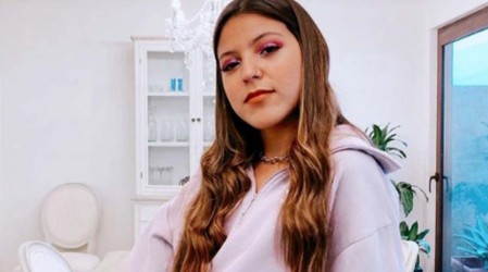 Ignacia Antonia nos muestra sus uñas navideñas