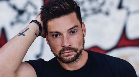 "Que pasen unas felices fiestas": El particular y sensual mensaje de Navidad de Luis Mateucci