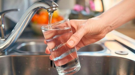 Agua potable con rodajas de frutas y verduras: Aporta vitaminas al organismo y cuida el medioambiente