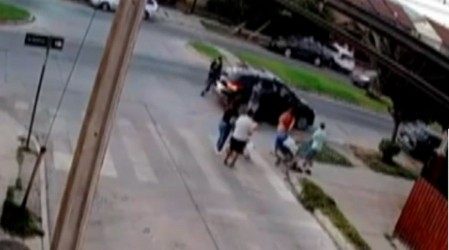 A plena luz del día: Delincuentes asaltan a dos familias con bebés en Renca