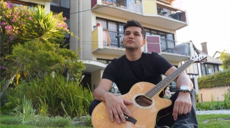 Cantante y compositor de la canción de Edificio Corona: "Me inspiré en lo cotidiano"