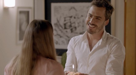 "Ojalá tuviera vecinos así": Nicolás Oyarzún se robó las miradas en primer capitulo de