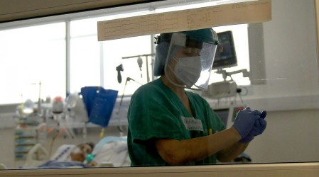Conoce la cantidad de casos activos de Covid que tienen las comunas que retrocederán mañana a cuarentena