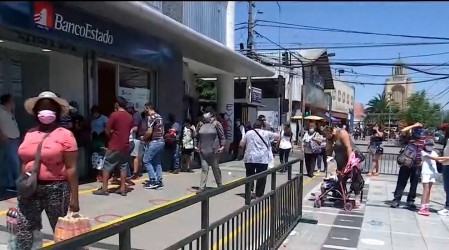 Gran aglomeración de personas en BancoEstado de Puente Alto para cambiar tarjeta de CuentaRUT