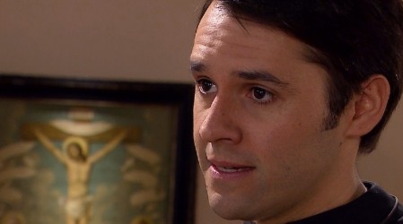 El padre Reynaldo quiere que Gerardo confiese la verdad