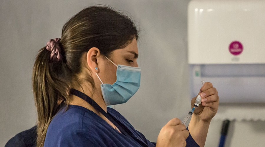 Urgenciólogo por la llegada de vacunas a Chile: 'No invita a disminuir la percepción de riesgo'