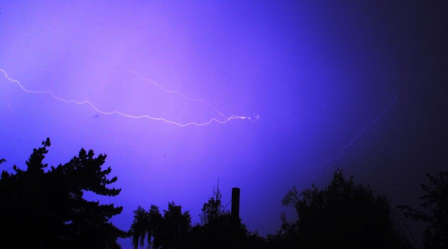 Podrían volver las tormentas eléctricas: Emiten aviso para la RM y otras siete regiones del país