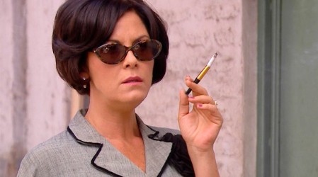 Ángela está entre la espada y la pared