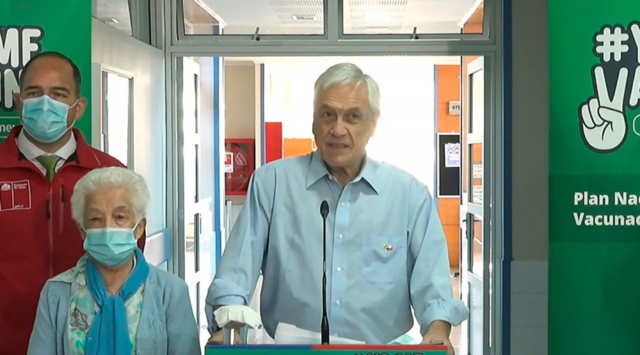 Vacunación contra el coronavirus: Presidente Piñera acompañó a adulta mayor en Futrono