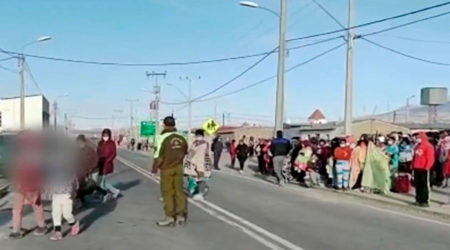 "Esto nos sobrepasa": Alcalde de Iquique se refiere a masiva llegada de migrantes ilegales