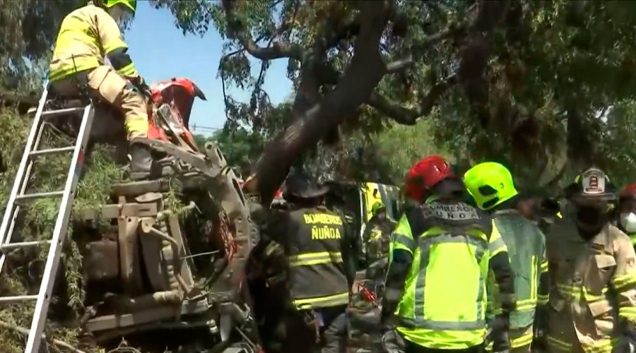 Choque en Peñalolén: Bomberos rescata a conductor atrapado dentro de un camión