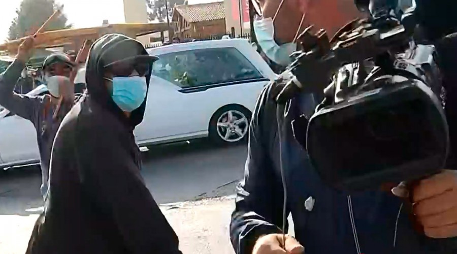 Conflictos con la prensa en la entrada al masivo funeral del malabarista Francisco Martínez Conflictos con la prensa en la entrada al masivo funeral del malabarista Francisco Martínez