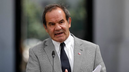 "No van a tener derecho a vacunarse": Ministro Allamand sobre turistas y extranjeros irregulares