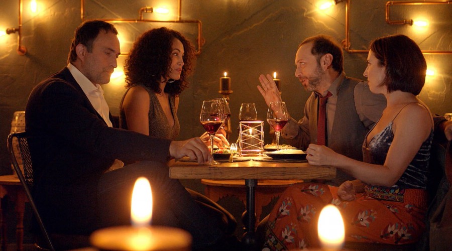 Una incómoda cita de a cuatro