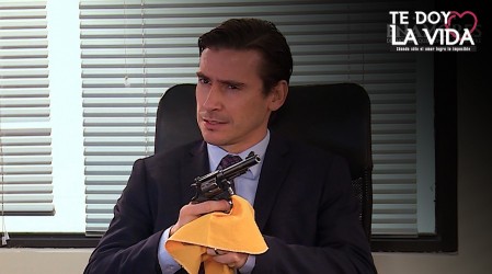 ¡Emilio amenazó con una pistola a Mónica! - Capítulo 108