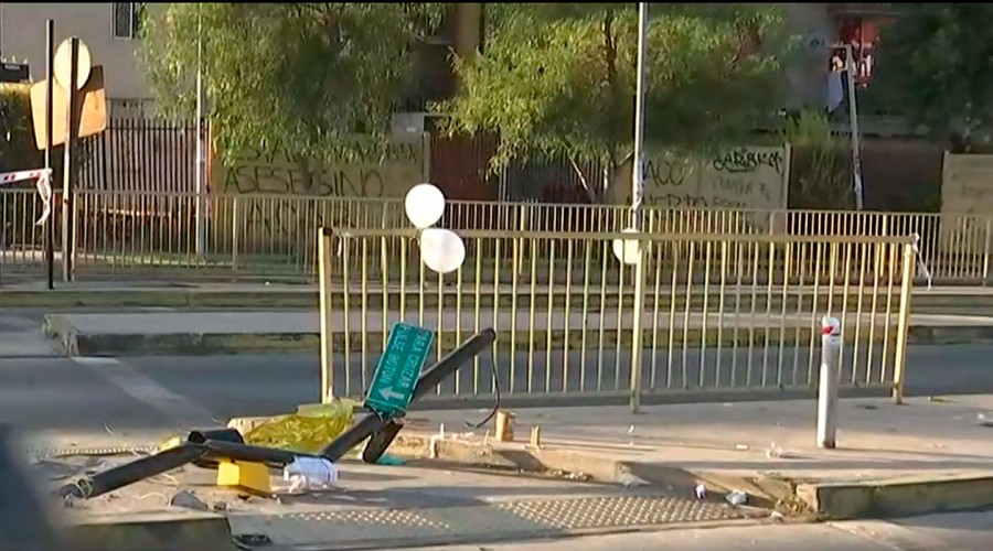 Accidente de tránsito deja a una niña fallecida tras caerle encima un semáforo en Renca