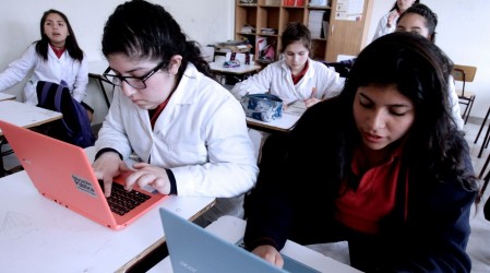Becas TIC: Revisa si eres beneficiario y cuándo se entregará el computador gratuito