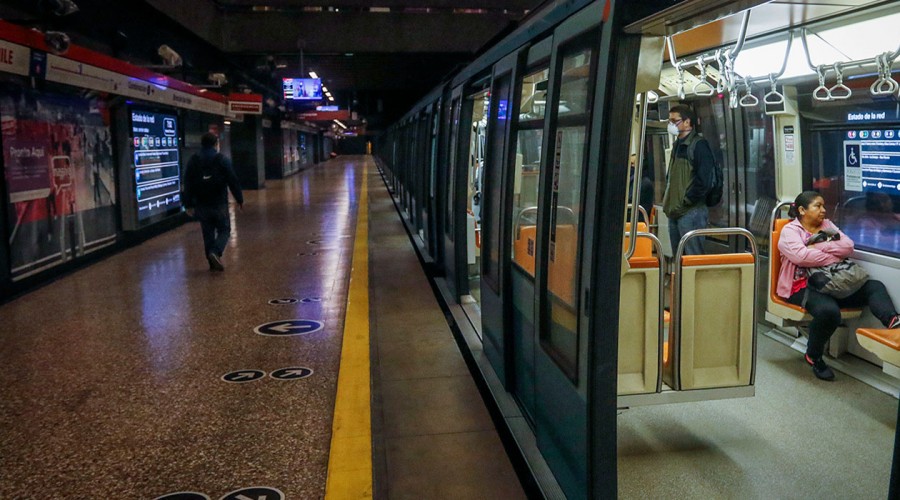 Metro Universidad de Chile y otras tres estaciones se cierran por manifestaciones y paro de funcionarios