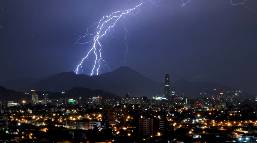 Posibles tormentas eléctricas en Santiago: Para hoy lunes Onemi declaró Alerta Temprana Preventiva