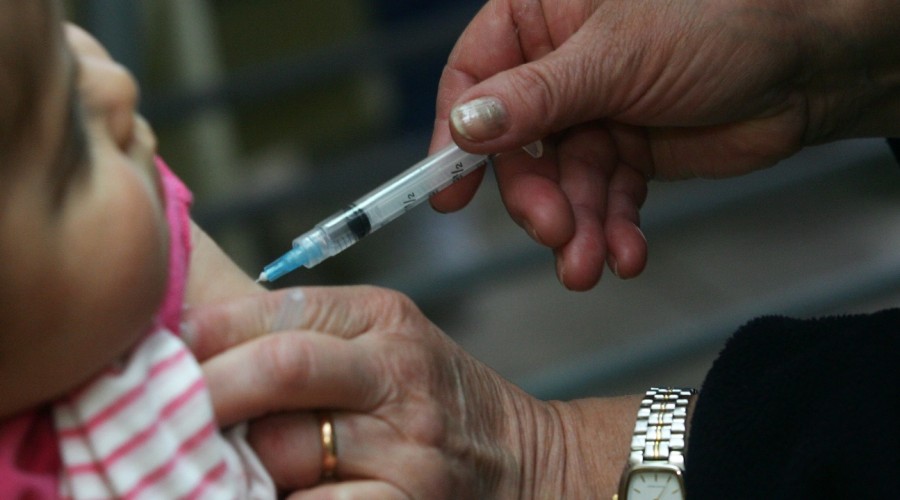 Bebé de seis meses es vacunada por error contra Covid-19 en Villarrica