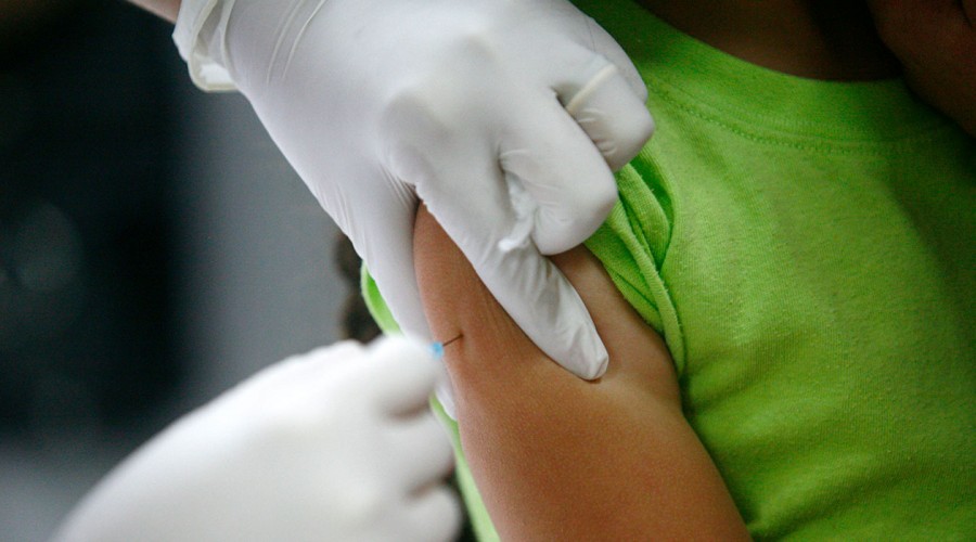 Lactante fue vacunado por error con dosis contra el coronavirus en Tirúa