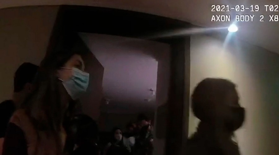 Intentaron huir por el balcón: Jóvenes son detenidos por fiesta clandestina en Las Condes