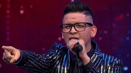 José Daniel Serrano impactó con su talento y sabor cantando su propia versión de